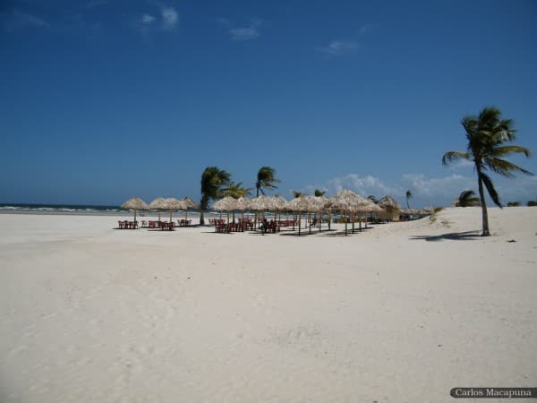 Praia do Pesqueiro ao pôr do sol